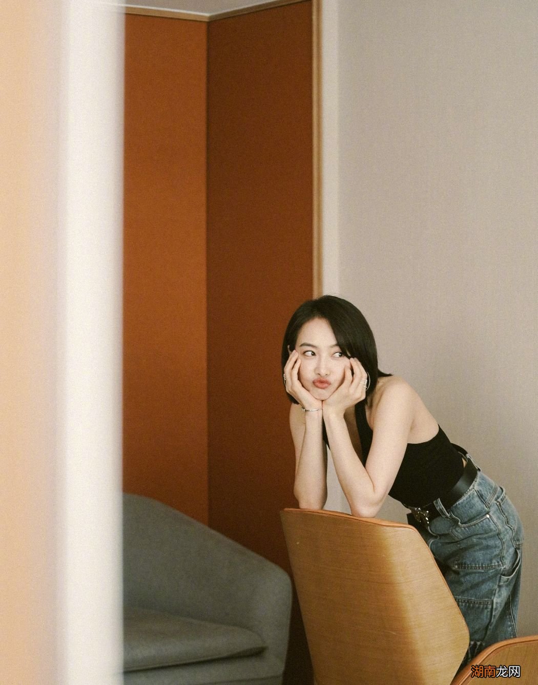 夏天黑色上衣怎么搭配出高级感 黑色衣服搭配什么裤子好看