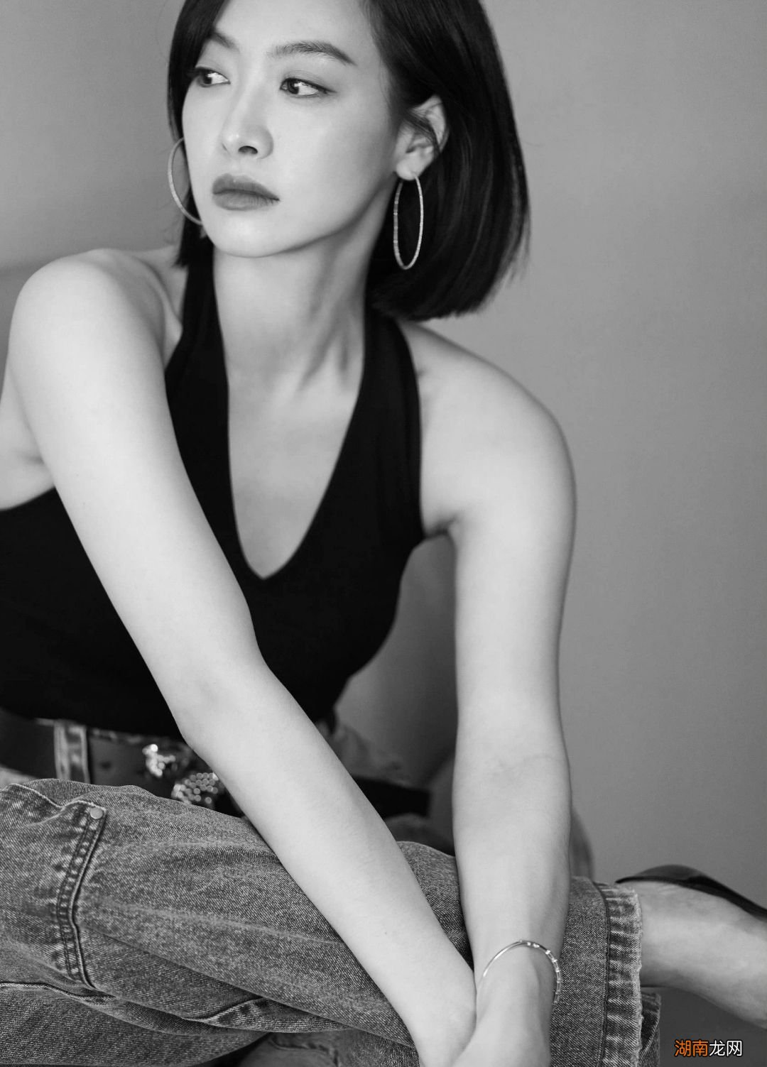 夏天黑色上衣怎么搭配出高级感 黑色衣服搭配什么裤子好看