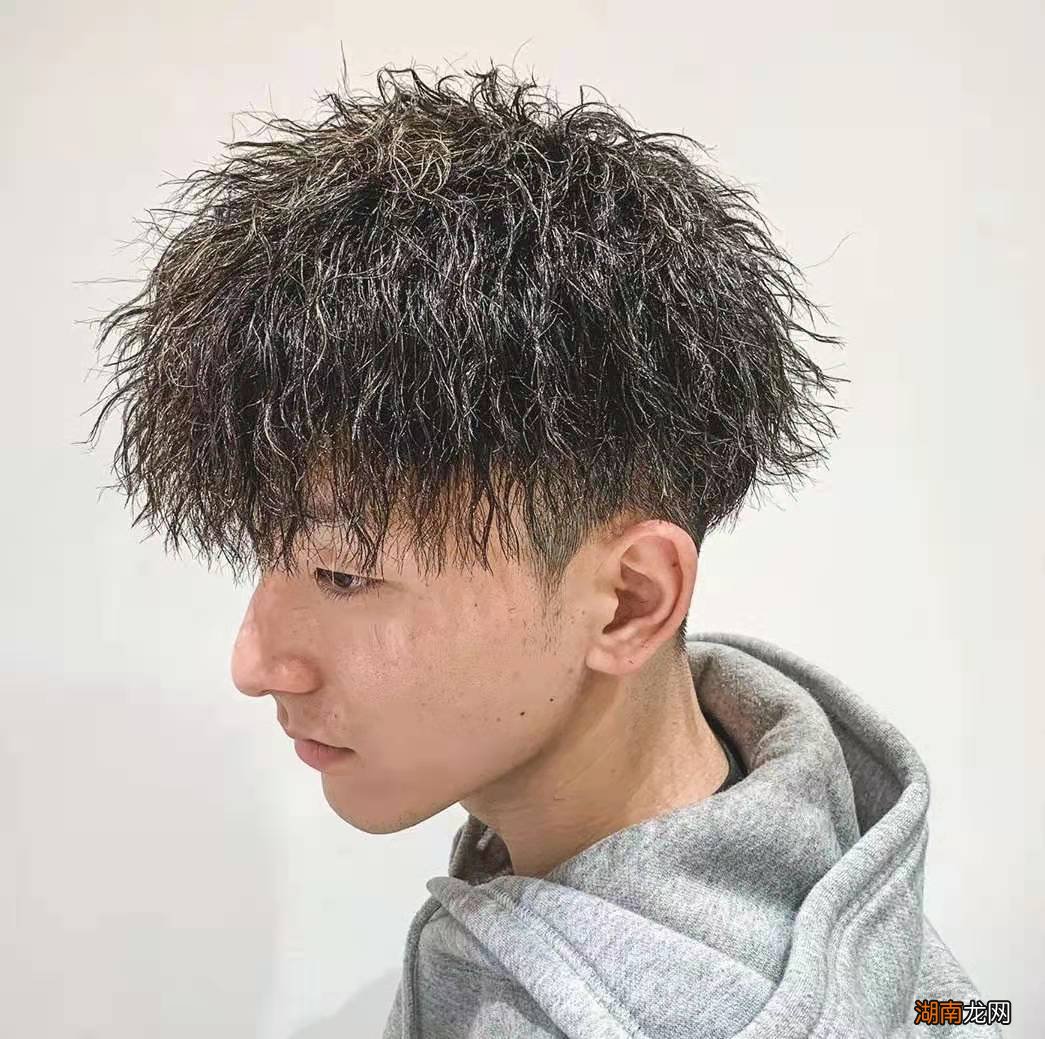 男生如何选择适合自己的烫发类型 男生烫发有哪几种类型