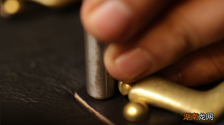 给皮带打孔的工具叫法及使用图解 皮带打孔器怎么用