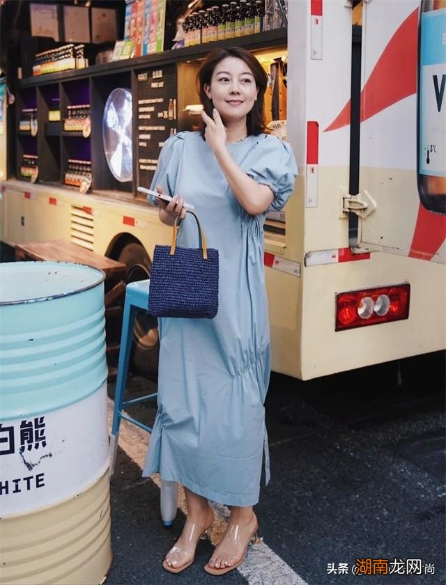 女人穿这4种颜色好看又减龄 50岁女人穿什么颜色显年轻