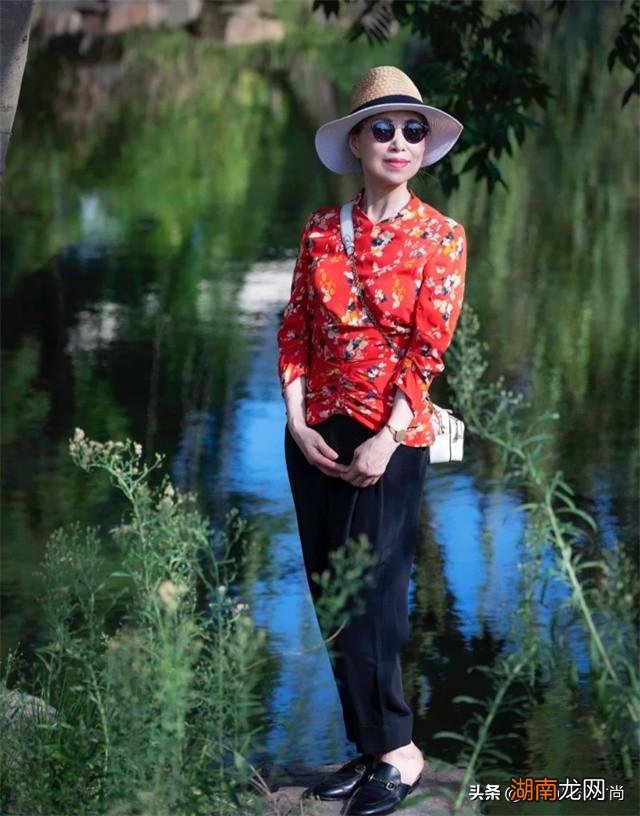 女人穿这4种颜色好看又减龄 50岁女人穿什么颜色显年轻