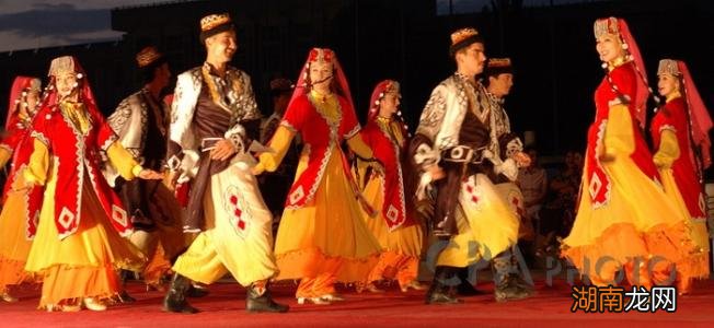 维吾尔族有哪些特点和民族风情 维吾尔族的风俗简介