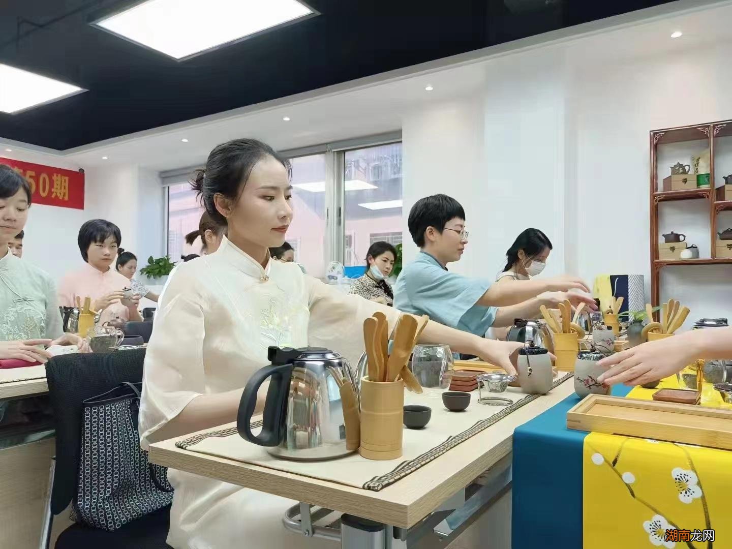 当茶艺师能赚钱有前景吗 茶艺师工资一般多少钱一个月