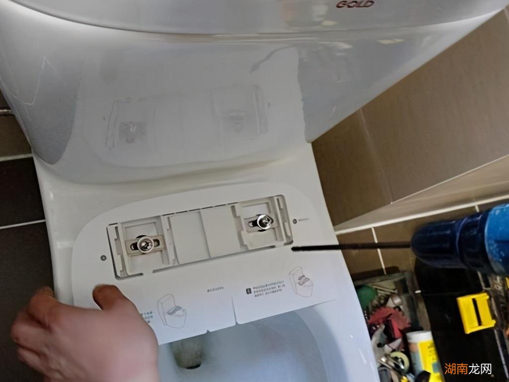 自己在家更换马桶盖不花冤枉钱 马桶盖坏了可以单独换吗