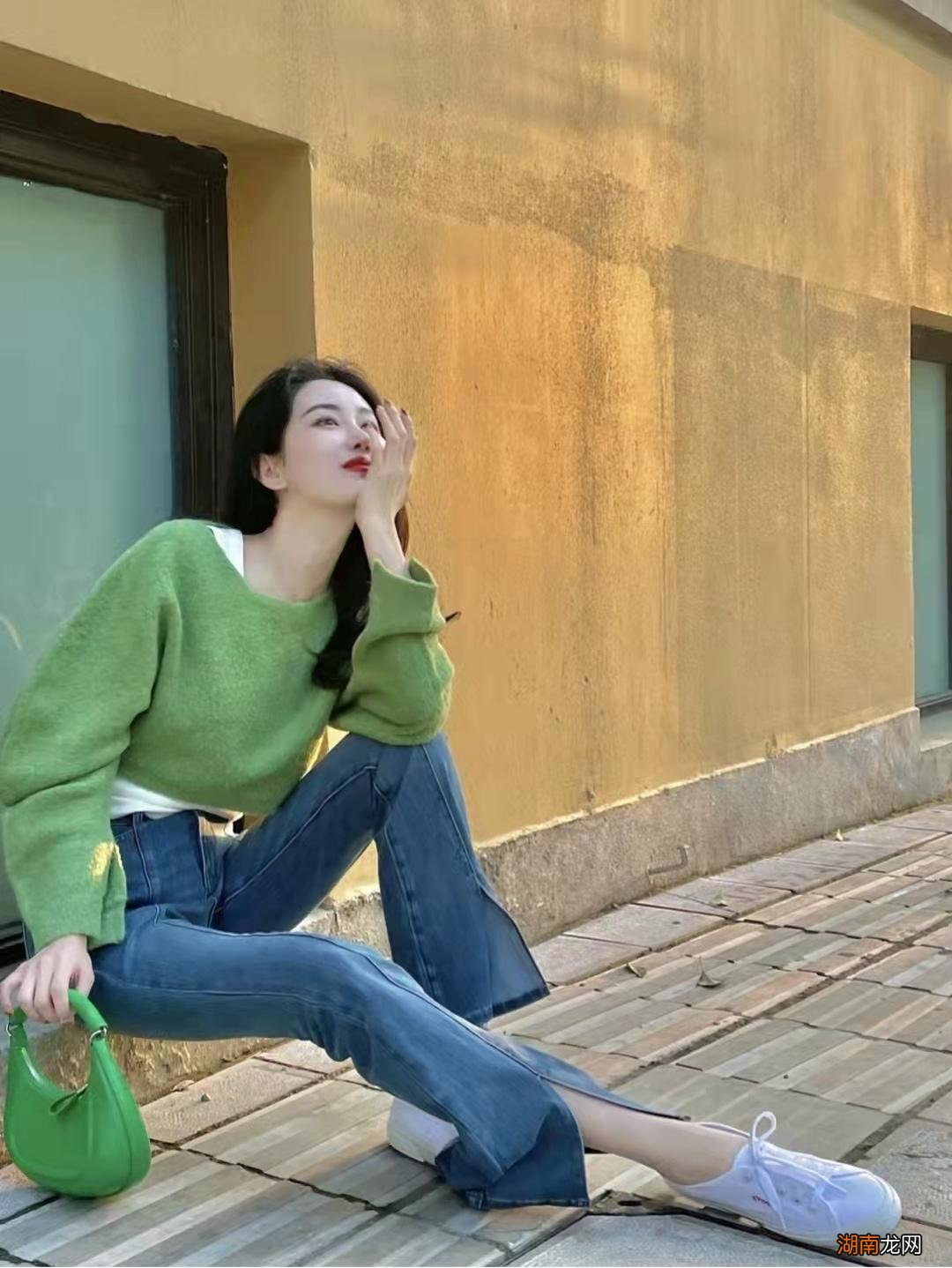 开叉裤搭配什么上衣和鞋子 开叉喇叭裤配什么鞋子好看