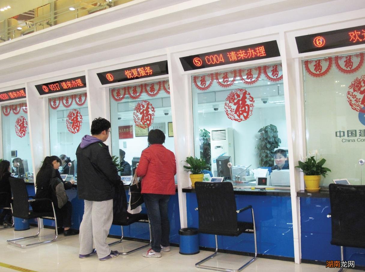 目前办理银行卡需要什么材料 办银行卡需要本人去吗