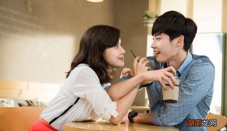 日常撩男朋友聊天套路 撩男朋友的肢体小套路