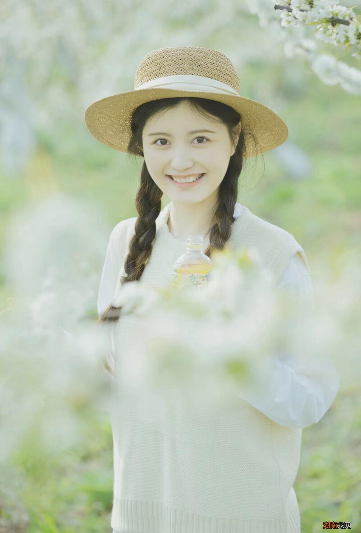 9个姿势拍出好看的写真照 怎么拍照片好看有高级感