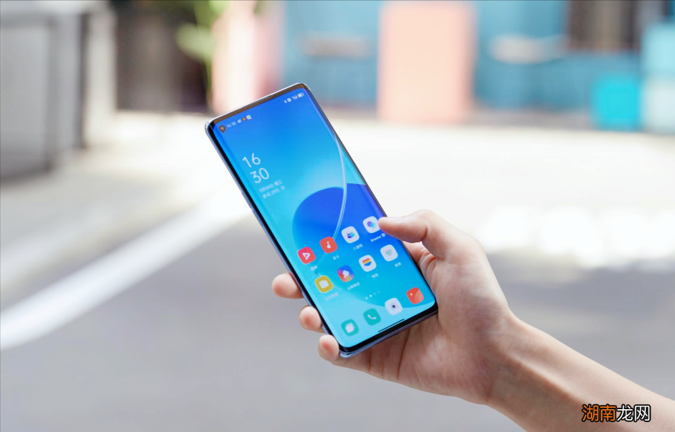 两种手机屏有什么不同 oled屏幕和lcd屏幕哪个好