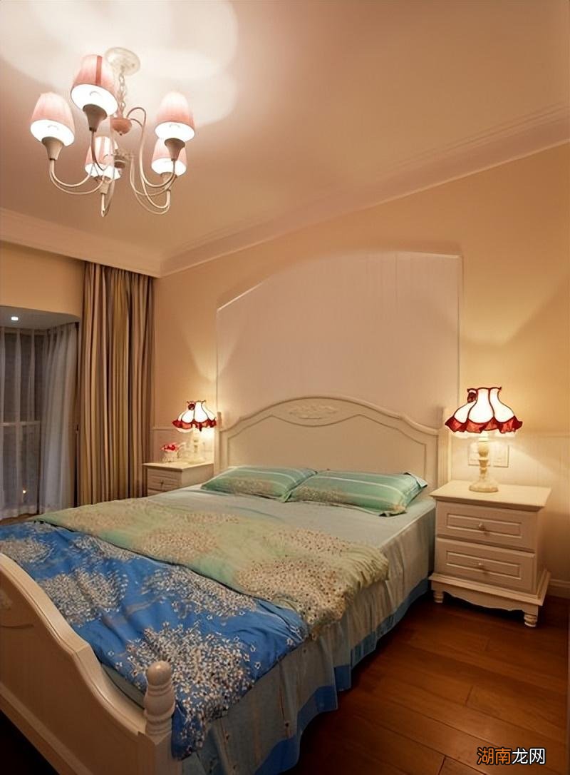 镜子对床求医日忙是什么意思 镜子不能对着床是迷信吗