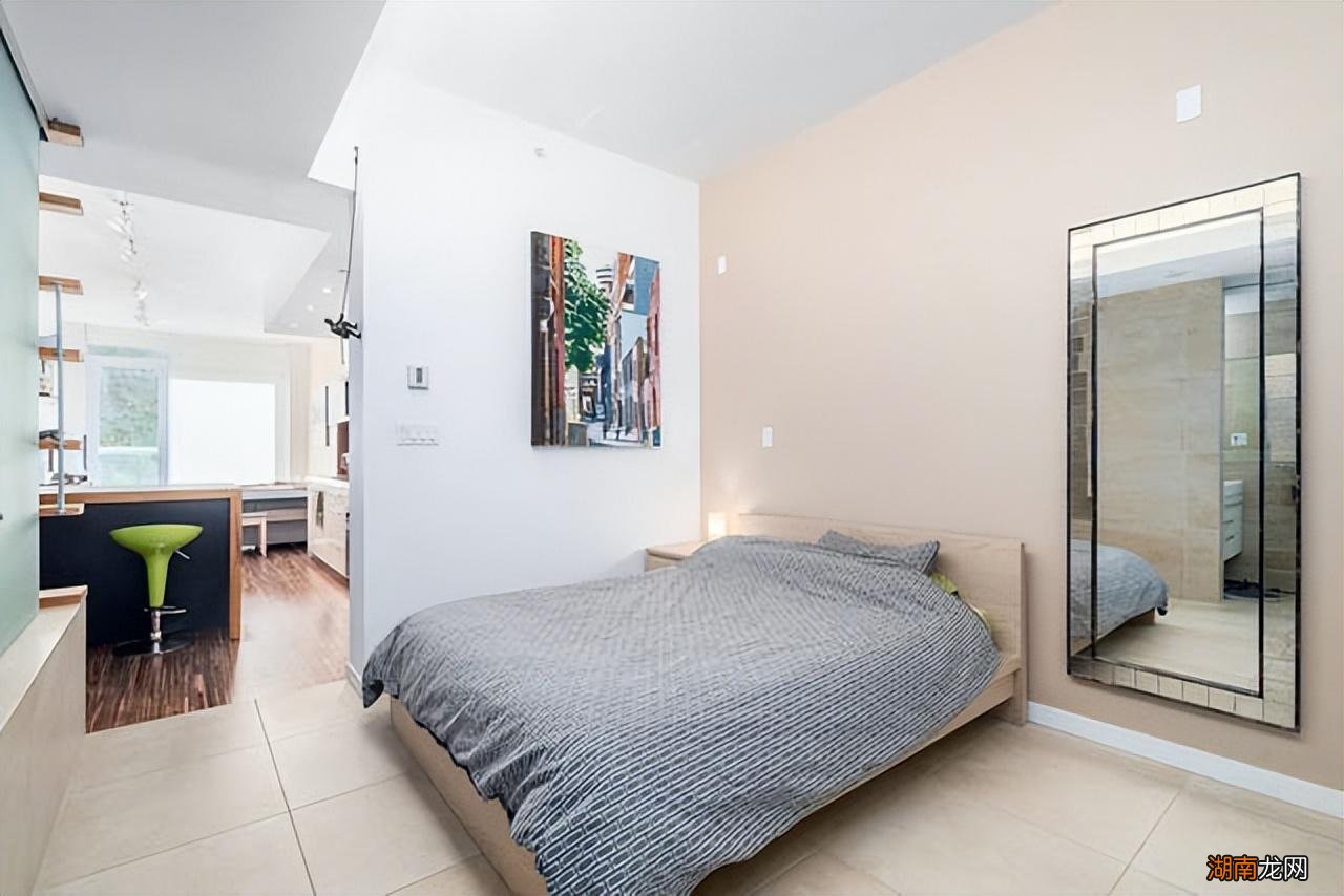 镜子对床求医日忙是什么意思 镜子不能对着床是迷信吗