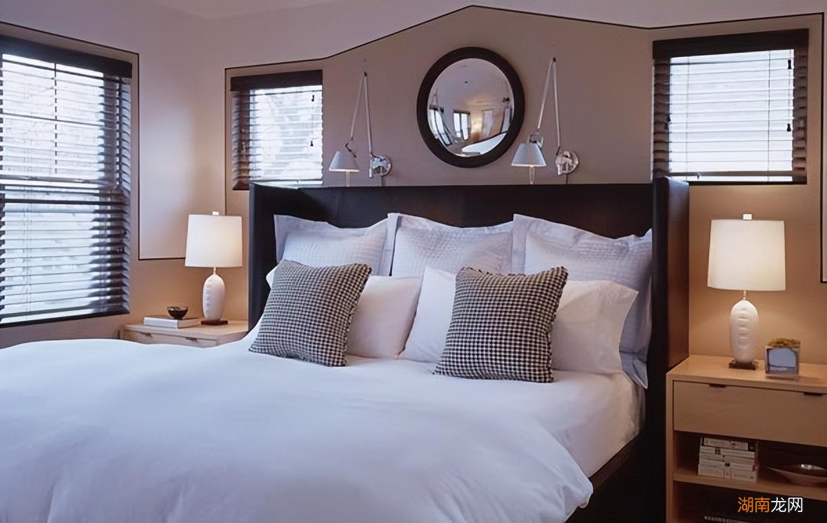 镜子对床求医日忙是什么意思 镜子不能对着床是迷信吗