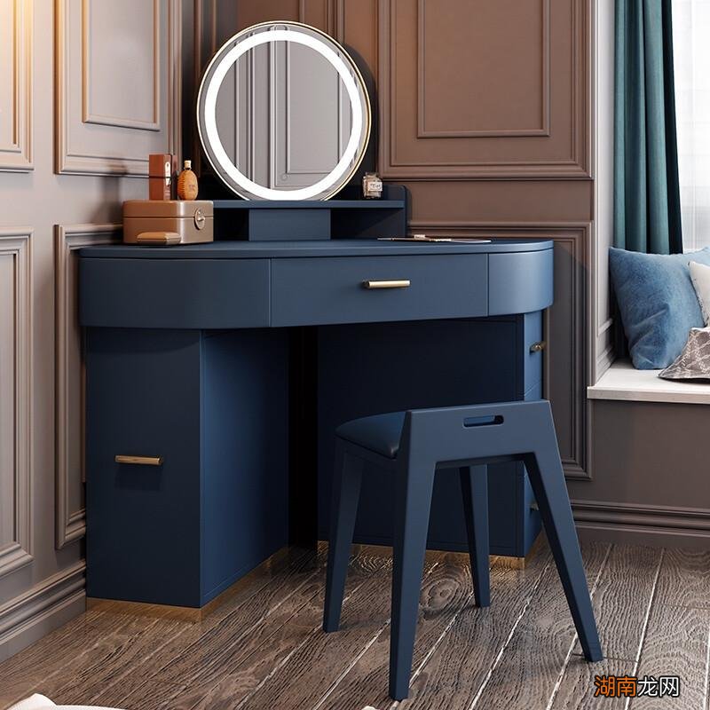 镜子对床求医日忙是什么意思 镜子不能对着床是迷信吗