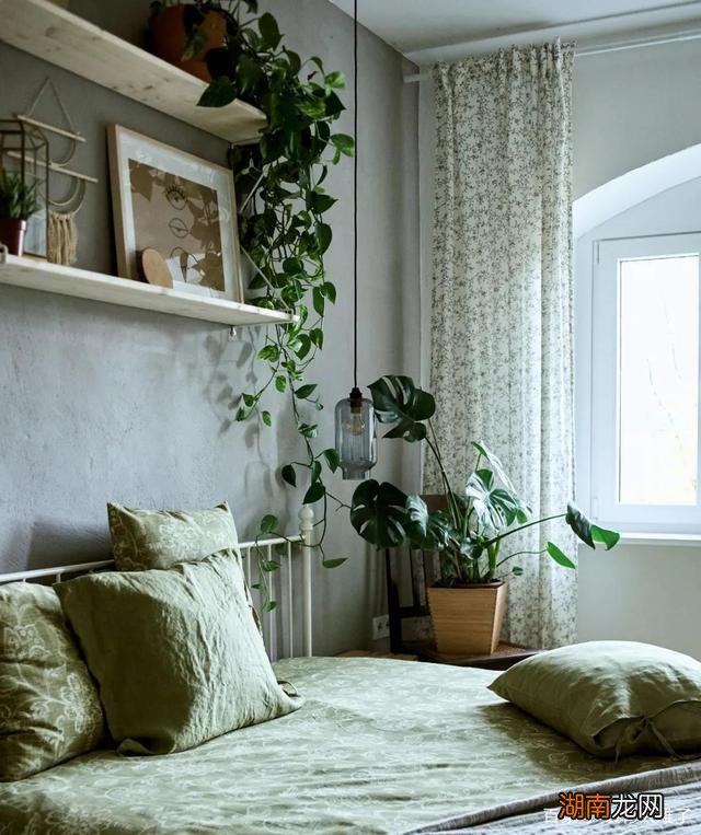 镜子对床求医日忙是什么意思 镜子不能对着床是迷信吗