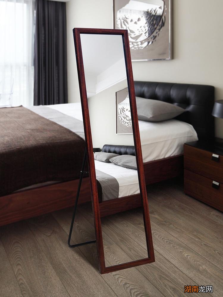 镜子对床求医日忙是什么意思 镜子不能对着床是迷信吗