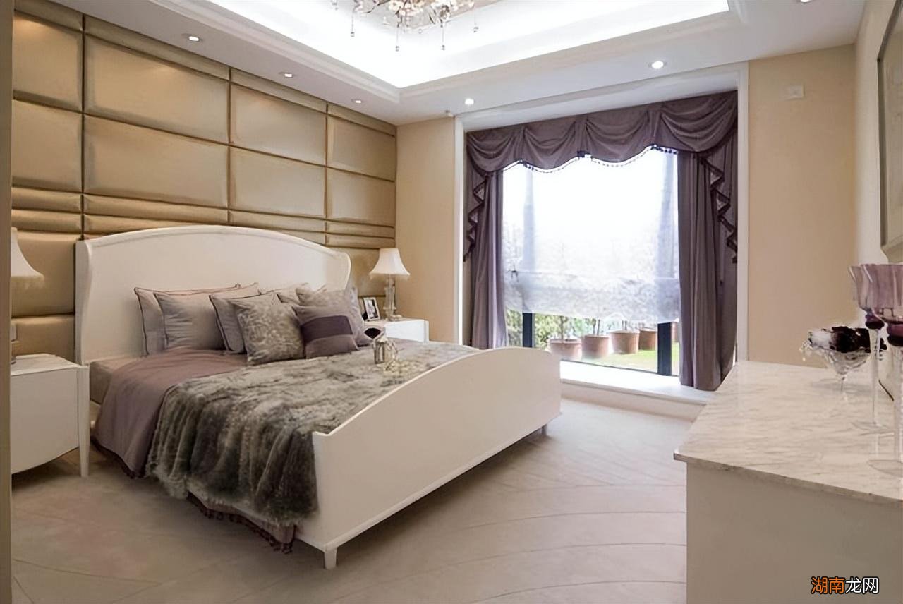 镜子对床求医日忙是什么意思 镜子不能对着床是迷信吗