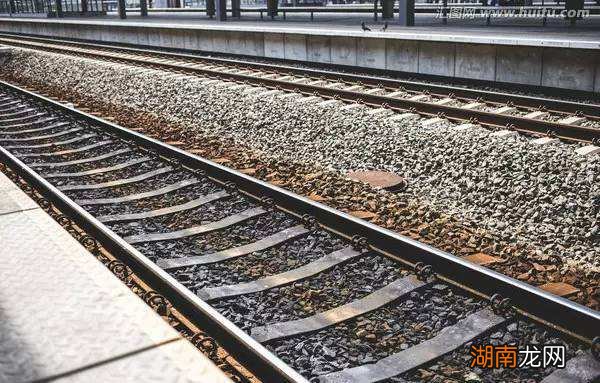 火车道上铺的石头是干什么使的 火车道上的石子的作用