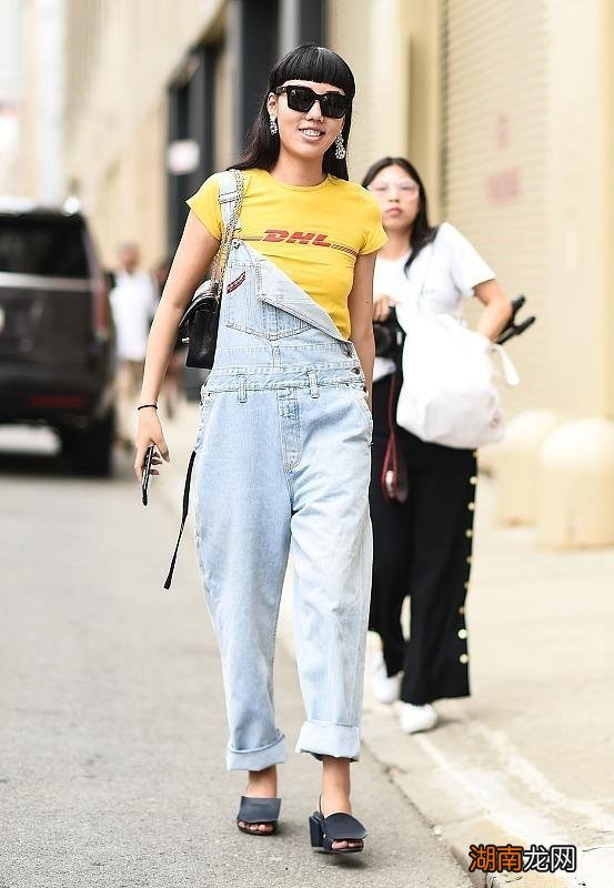 t恤搭哪种款式裤子不挑身材 t恤配什么裤子好看图片