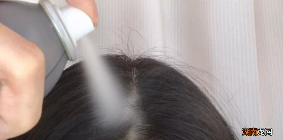 头发太油但又急着出门怎么办 头发油了不想洗怎么办小妙招