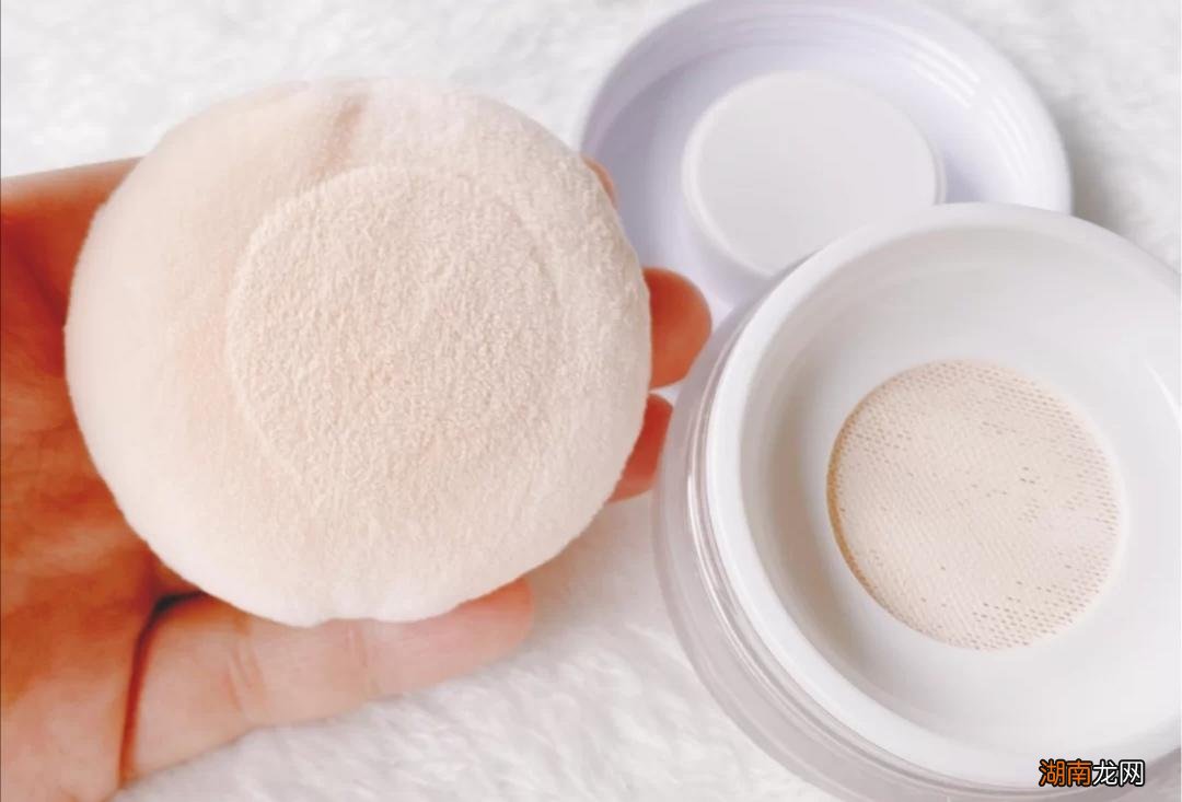 头发太油但又急着出门怎么办 头发油了不想洗怎么办小妙招