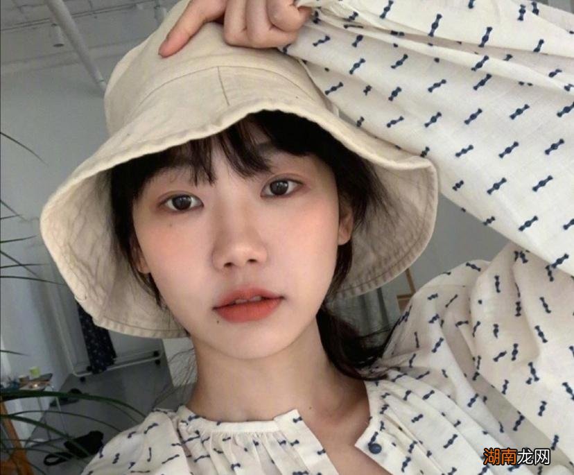 头发太油但又急着出门怎么办 头发油了不想洗怎么办小妙招