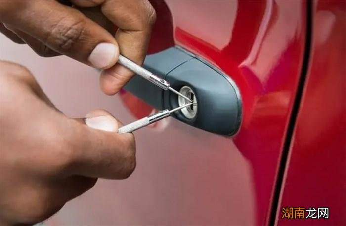 钥匙锁在车里面解决技巧 面包车钥匙锁在车里了怎么打开