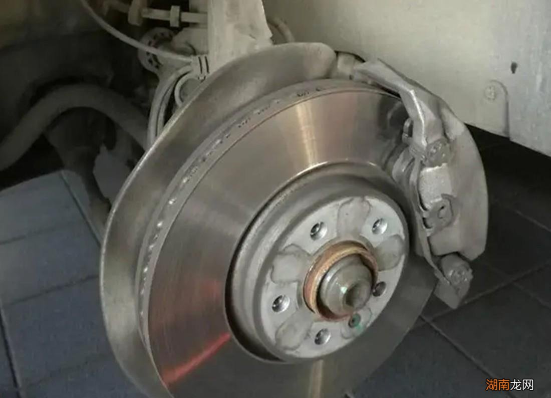 汽车刹车有异响的原因 汽车踩刹车有吱吱的响声正常吗