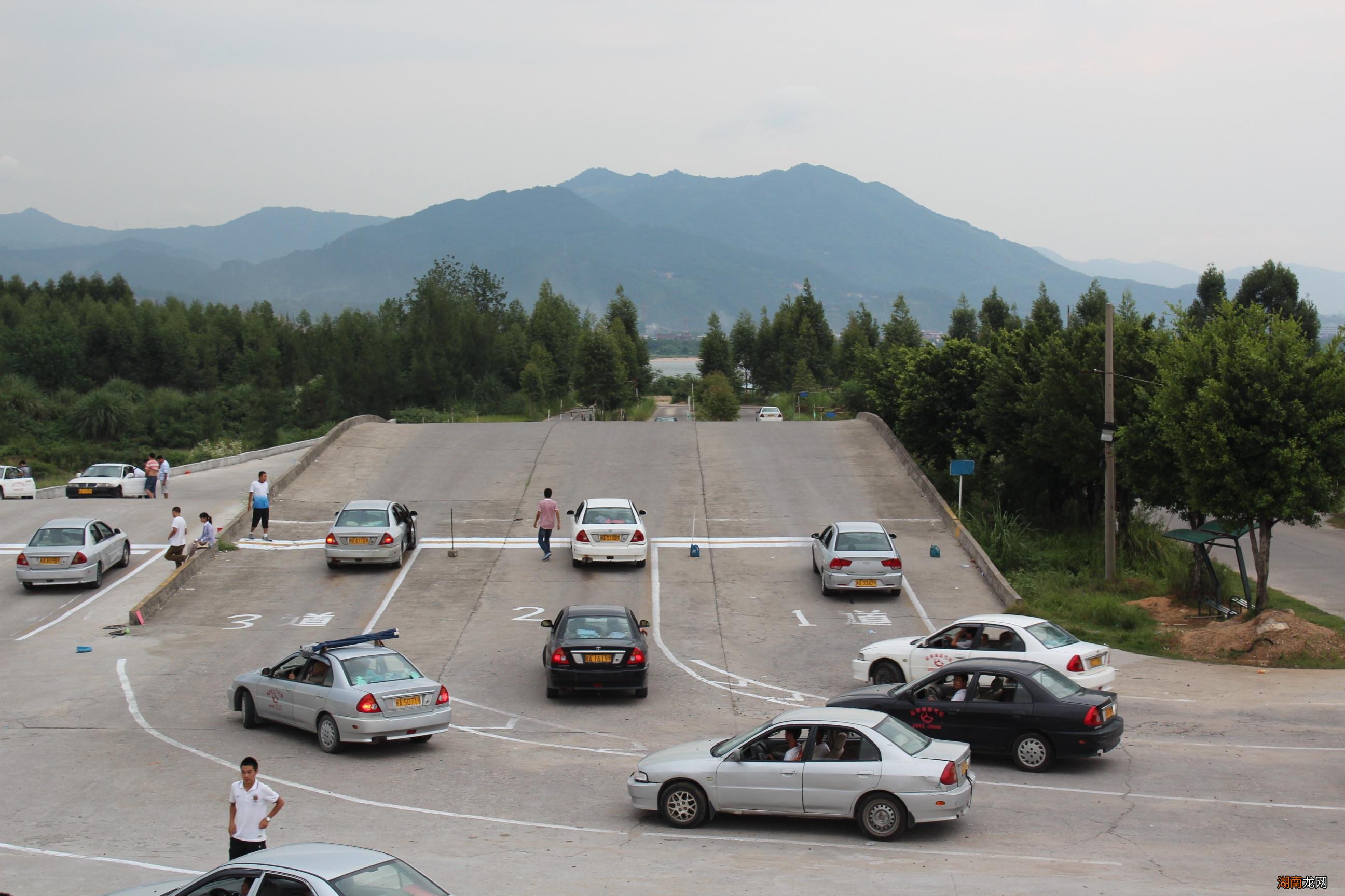 年轻人学车选哪种更合适 现在学自动挡好还是手动挡好