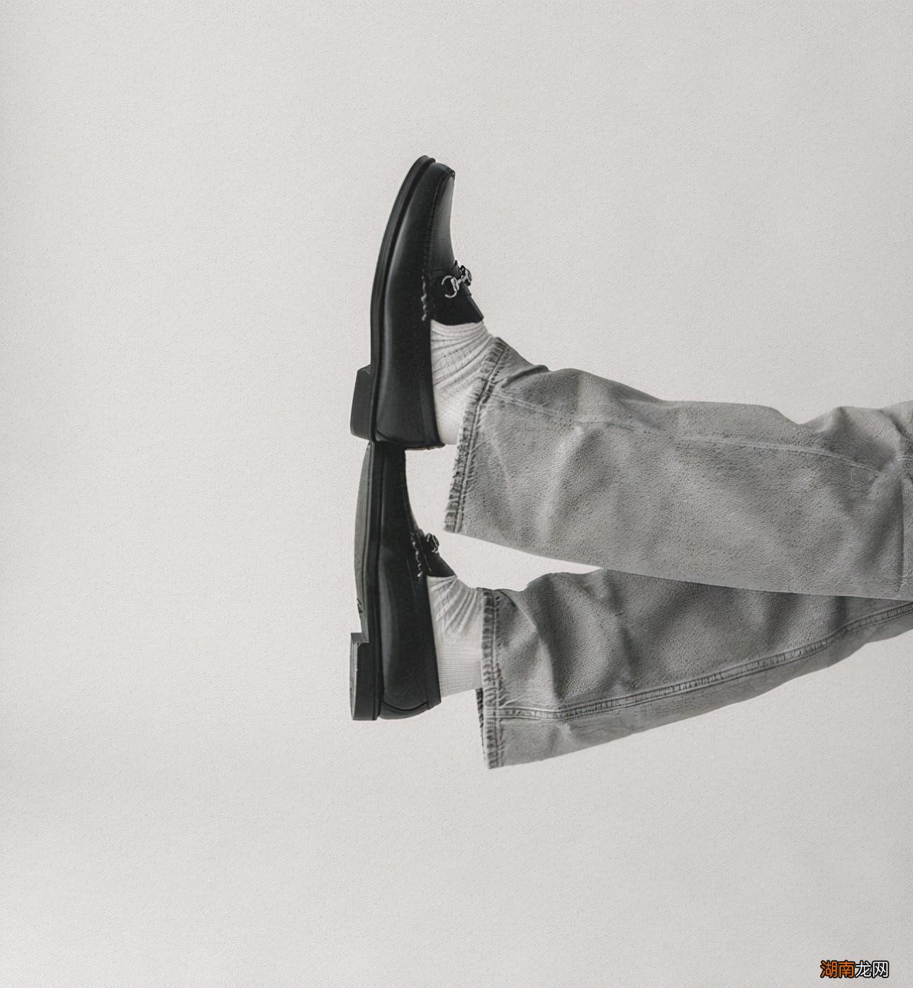 男士皮鞋配什么袜子比较百搭 穿皮鞋适合穿什么袜子