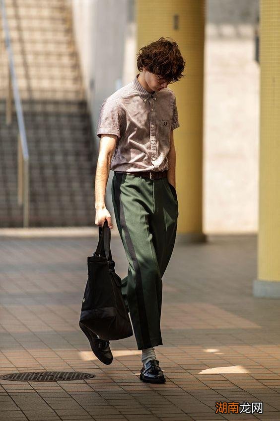 男士皮鞋配什么袜子比较百搭 穿皮鞋适合穿什么袜子