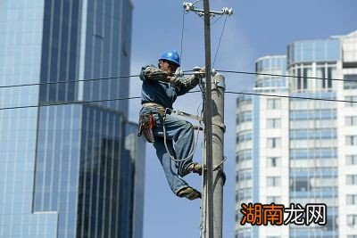 触电现场急救的步骤 当人触电了用什么绝缘体施救