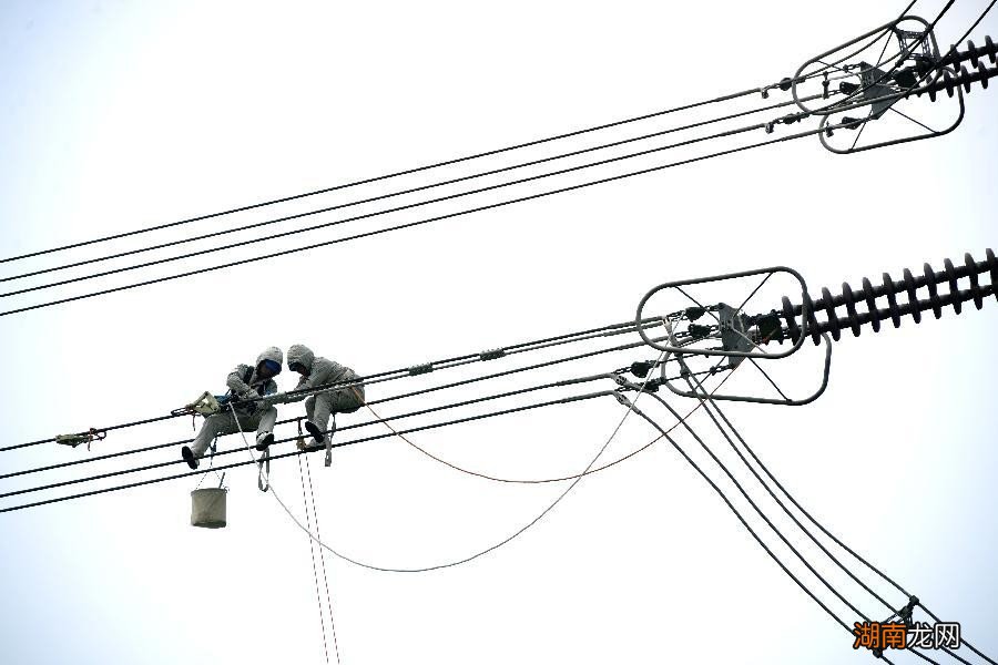 触电现场急救的步骤 当人触电了用什么绝缘体施救