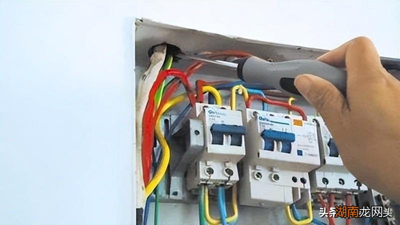 空气开关跳闸以后应如何处理 空气开关跳闸推不上去