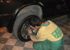 老司机来告诉你哪个好 汽车补胎蘑菇钉好还是贴片好