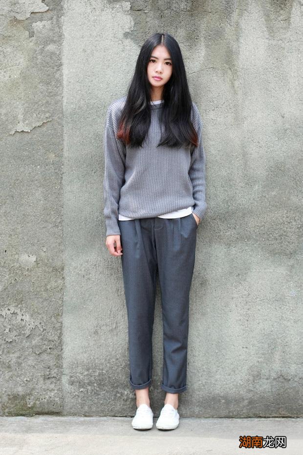 深灰色衣服的搭配规则 深灰色上衣配什么颜色裤子好看
