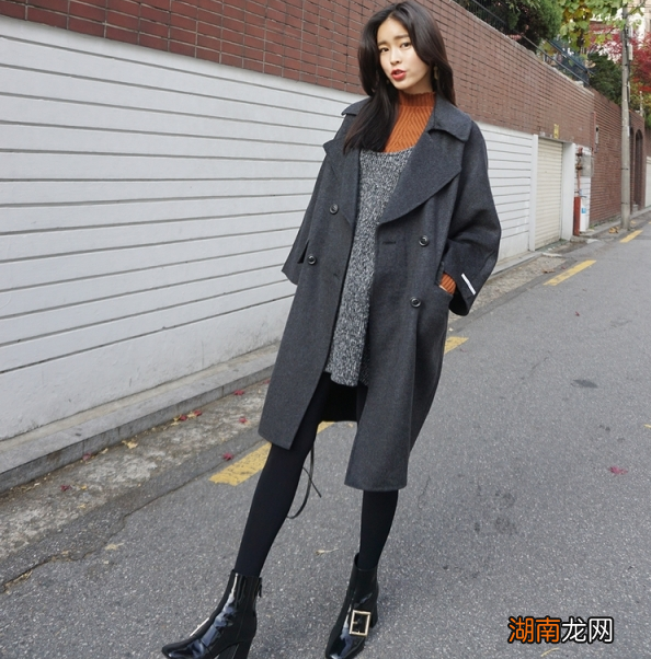 深灰色衣服的搭配规则 深灰色上衣配什么颜色裤子好看