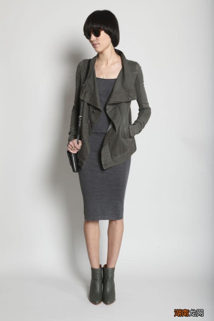 深灰色衣服的搭配规则 深灰色上衣配什么颜色裤子好看