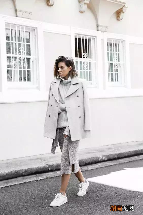 深灰色衣服的搭配规则 深灰色上衣配什么颜色裤子好看