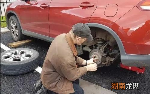 一踩刹车就咯噔响的四种情况 汽车刹车有异响怎么回事