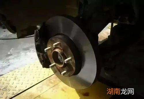 一踩刹车就咯噔响的四种情况 汽车刹车有异响怎么回事