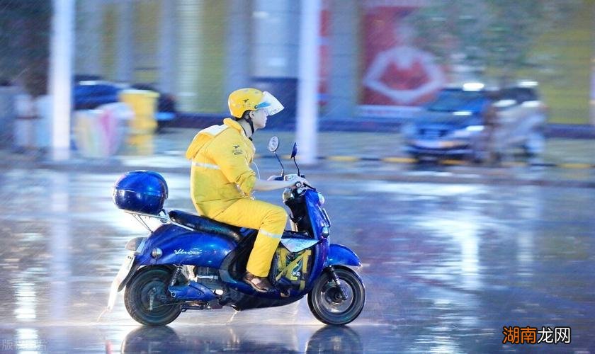 外卖小哥1个月收入轻松过万是真的吗 外卖小哥一单多少钱