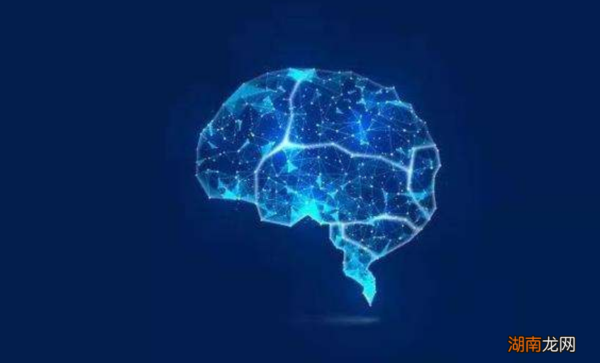 使用物联网人工智能和云技术推进家庭综合护理