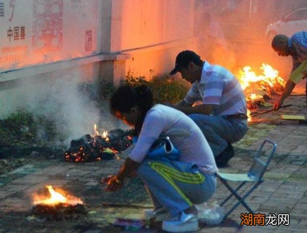 给死去的人烧纸钱真的有用吗 烧纸钱给去世的人能收到吗