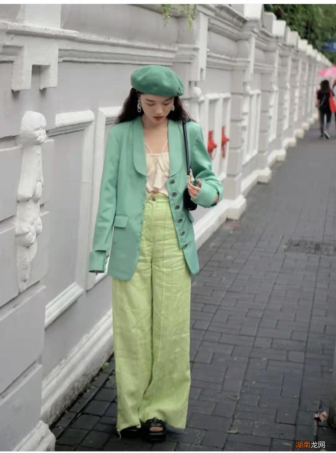 女生绿色裤子搭配什么颜色上衣 绿色裤子配什么上衣好看