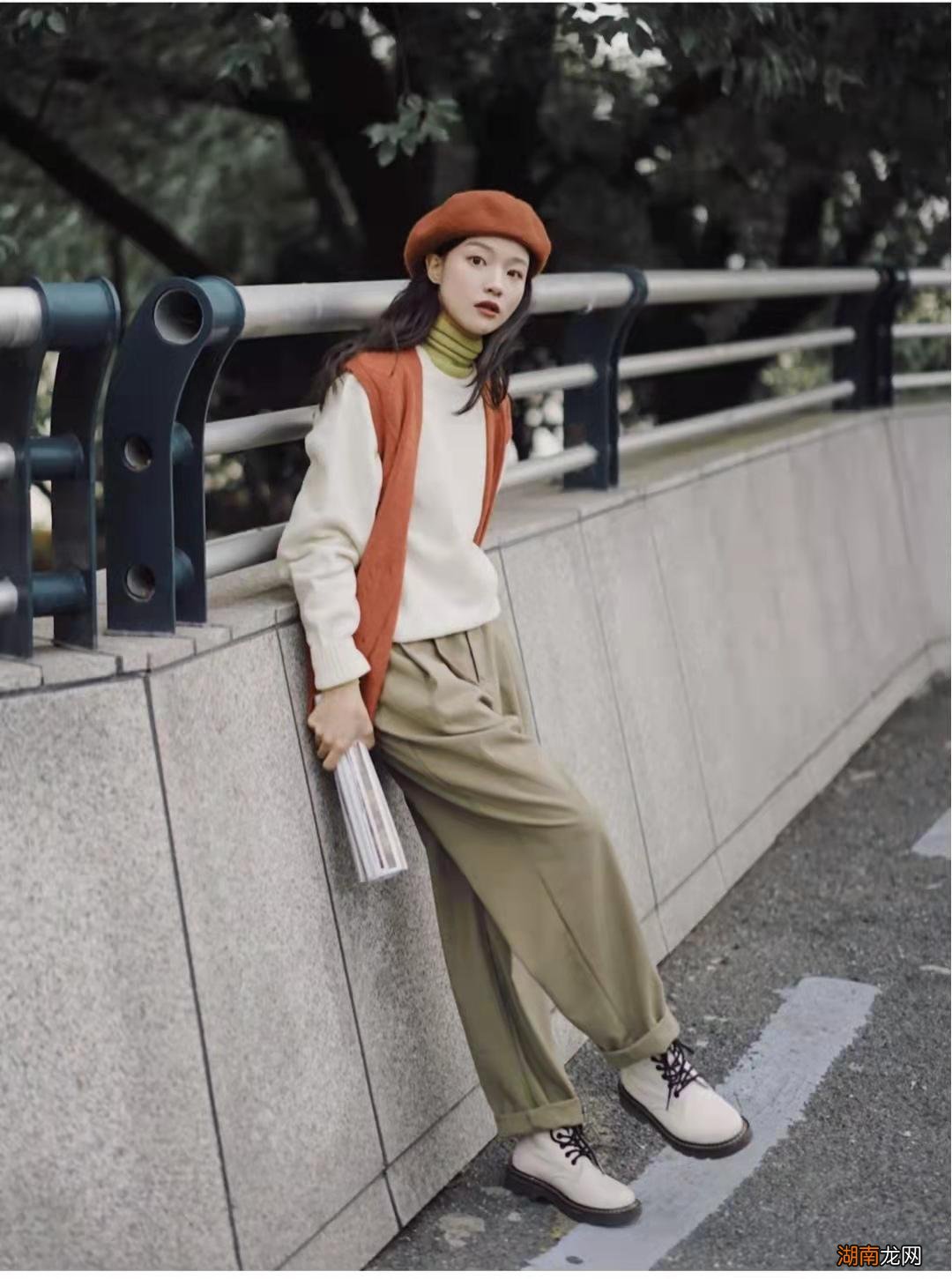 女生绿色裤子搭配什么颜色上衣 绿色裤子配什么上衣好看