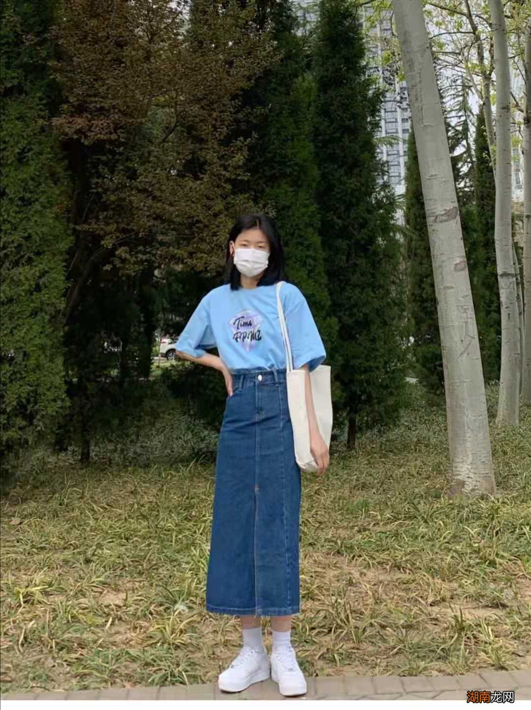 半身牛仔裙时尚穿搭 半身牛仔裙搭配什么上衣好看图片