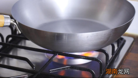 新铁锅第一次使用技巧 大铁锅怎么开锅不生锈不粘锅