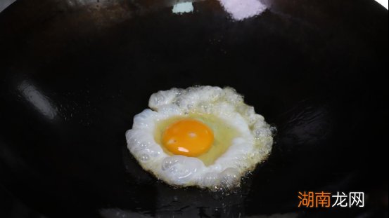 新铁锅第一次使用技巧 大铁锅怎么开锅不生锈不粘锅