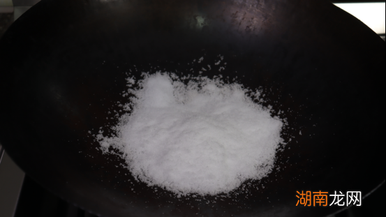 新铁锅第一次使用技巧 大铁锅怎么开锅不生锈不粘锅